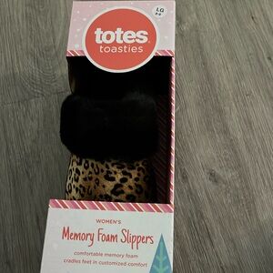 New still in box totes toasties slippers